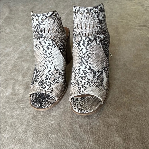 Faux snake skin size 9 (us) peep toe sling back booties - Picture 5 of 5